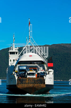 Espèce de ferry traversant le Sognefjord entre Sarre et Oppedal, Norvège Banque D'Images