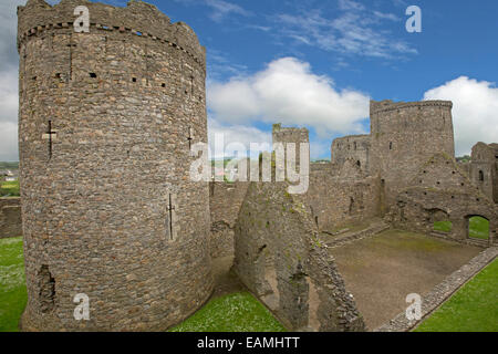 Vue du mur de pierre haute de l'impressionnante section & Tours de ruines du 13ème siècle château de Kidwelly sous ciel bleu au Pays de Galles Banque D'Images