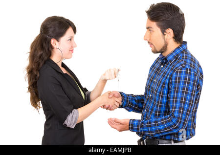 Jeune femme belle remise à l'homme clé Banque D'Images