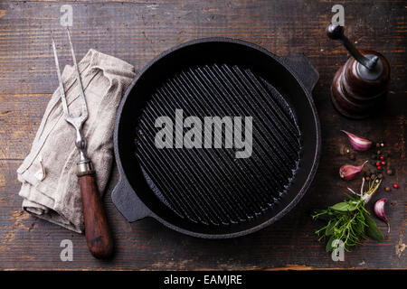 Vide Fer noir gril et fourchette à viande sur fond de texture en bois Banque D'Images