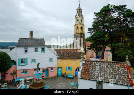 Portmeirion. Une vue générale du village. Banque D'Images