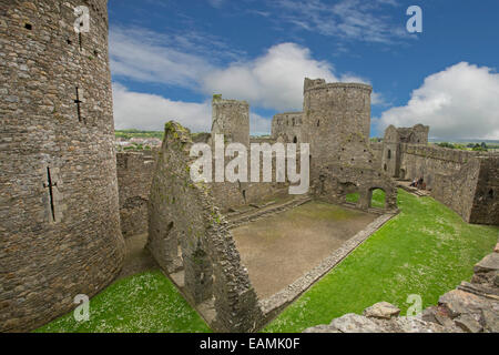 Vue du mur de pierre haute de l'impressionnante section & Tours de ruines du 13ème siècle château de Kidwelly sous ciel bleu au Pays de Galles Banque D'Images