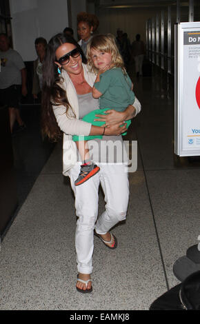 Alanis Morissette et son mari Mario "Souleye Treadway" arrivent à Los Angeles International (LAX) Aéroport avec leur fils jamais Imre Morissette-Treadway comprend : Alanis Morissette, Mario "Souleye Treadway",Imre Morissette-Treadway jamais où : Los Ange Banque D'Images