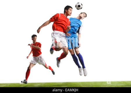 Trois joueurs dans le football football Banque D'Images