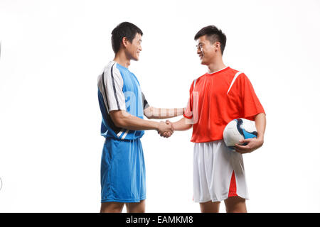 Deux sont footballeurs shaking hands Banque D'Images