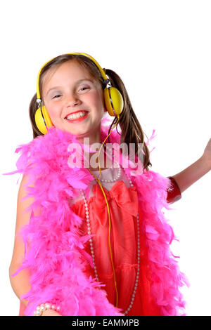 Une jolie petite fille avec un boa de plume rose sur le fond blanc Banque D'Images