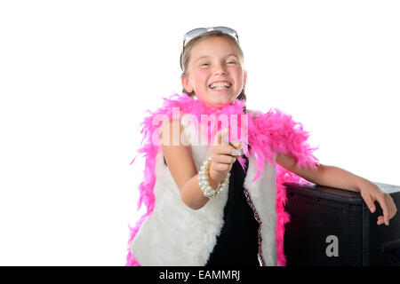 Une jolie petite fille avec un boa de plume rose sur le fond blanc Banque D'Images