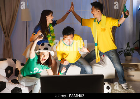 Un groupe de fans sont à regarder des matchs de football Banque D'Images