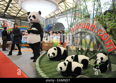 14 novembre 2014 - Shanghai Chine NOV 14 : 2014 China International Travel Mart à Shanghai. China International Travel Mart (CITM) est le plus grand magasin de voyage professionnel en Asie. Il a attiré l'attention des gens dans l'industrie du tourisme dans le monde entier. Comme un événement annuel, c'est tenu à Shanghai et Kunming en alternance. L'HONNEUR AU CITM 2014, organisée conjointement par l'Administration nationale du tourisme de Chine, l'Administration de l'Aviation civile de Chine et du gouvernement populaire municipal de Shanghai, aura lieu à Shanghai New International Expo Centre du 14 novembre au 16 novembre. © SIPA Asie/ZUMA/Alamy Fil Live News Banque D'Images