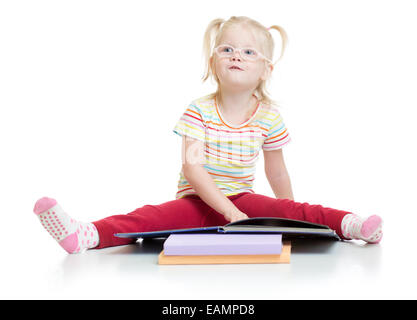 Dans eyeglases drôle kid reading book isolated on white Banque D'Images