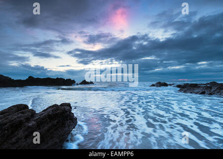 Crépuscule à Sharrow Beach par Freathy Whitsand Bay sur à Cornwall Banque D'Images