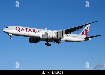 Qatar Airways Boeing 777-300 de la piste 27L à l'approche de l'aéroport Heathrow de Londres. Banque D'Images