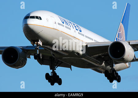 United Airlines Boeing 777-200 de la piste 27L à l'approche de l'aéroport Heathrow de Londres. Banque D'Images