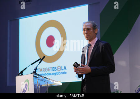 Londres, Royaume-Uni. 18 novembre 2014. Mike Miller, directeur général de l'Association World Olympian, présentant la campagne d'Ebola cible à la CISR rUGBY World Conference and Exhibition Crédit : Elsie Kibue / Alamy Live News Banque D'Images