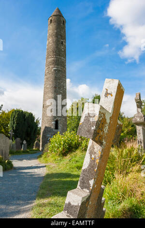 L'ancien cimetière. La tour ronde qui se dresse dans le cimetière St. Kevin de Glendalough, comté de Wicklow, en Irlande. Banque D'Images