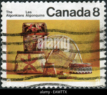 Timbre-poste imprimé au Canada, présente des artefacts du peuple autochtone d'Amérique du Nord - l'algonquien Banque D'Images