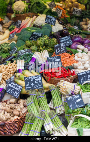 Une sélection de légumes et d'afficher des prix sur une échoppe de marché y compris les asperges, les piments, et topinambours Banque D'Images