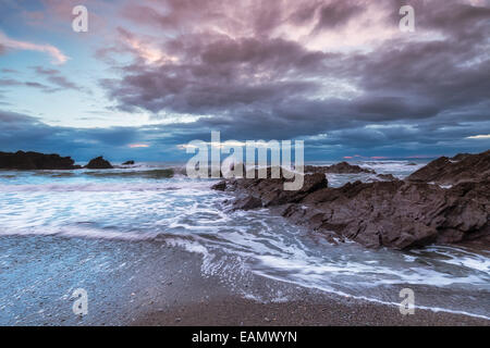 Vagues se brisant sur les rochers de la plage de Whitsand Bay Sharrow sur dans le sud-est de Cornwall Banque D'Images