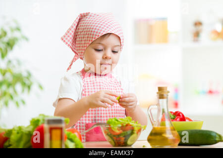 Kid cook girl comment préparer les légumes Banque D'Images