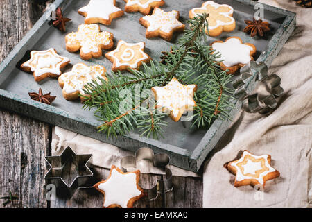 Un assortiment de biscuits de Noël sur plateau en bois, servi avec la direction générale de l'arbre de Noël plus vieille table Banque D'Images