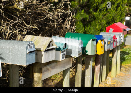 Une rangée de boîtes aux lettres sur une route rurale en Nouvelle-Zélande Île du Sud Banque D'Images