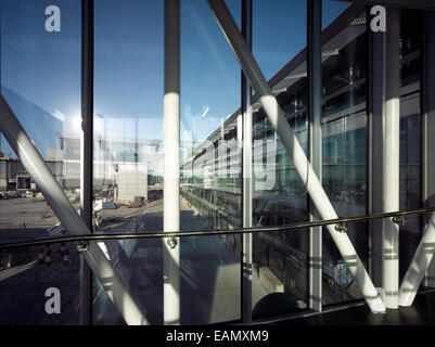 Passerelle d'accès à la vue à l'aide à Dublin Airport, Terminal 2, république d'Irlande. Banque D'Images