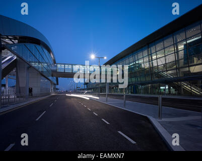 Passerelle surélevée de l'aéroport de Dublin, le Terminal 2, république d'Irlande. Banque D'Images