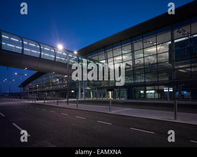 Passerelle surélevée de l'aéroport de Dublin, le Terminal 2, république d'Irlande. Banque D'Images