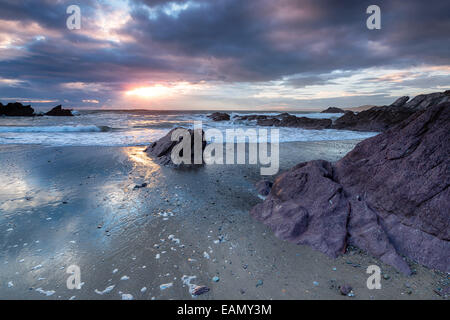 Au coucher du soleil orageux Sharrow Beach partie de à Freathy Whitsand Bay dans l'est de Cornwall Banque D'Images