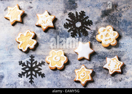 Les biscuits de Noël et flocons métalliques sur surface métallique. Vue d'en haut. Banque D'Images