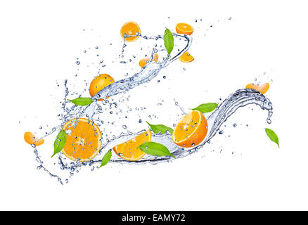 Les oranges fraîches dans de l'eau splash, isolé sur fond blanc Banque D'Images