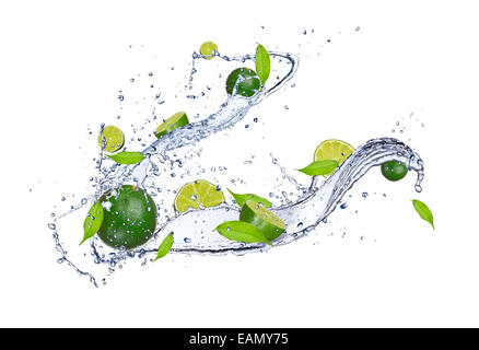 Limes fraîches dans de l'eau splash, isolé sur fond blanc Banque D'Images