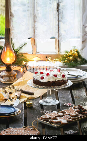 Réglage de la table de Noël au chocolat Gâteau de cerise et de sucre cookies. Voir la série Banque D'Images