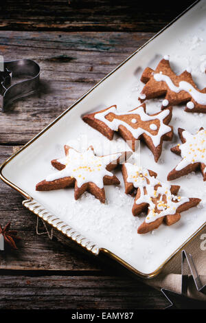 La plaque avec les biscuits de Noël sur la vieille table en bois. Banque D'Images