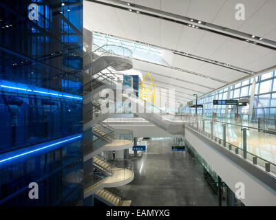 Les escaliers d'accès à Dublin Airport, Terminal 2, république d'Irlande. Banque D'Images