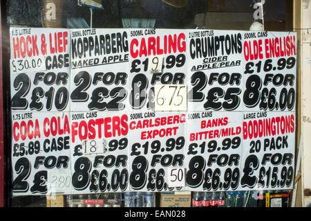 L'alcool bon marché vente affiche en vitrine Banque D'Images