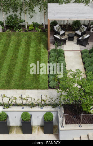 Vue en plan de l'étage supérieur sur le côté droit du jardin, avec des grès sciés pavage et coin salon en bois de cèdre à lattes pavilion Banque D'Images