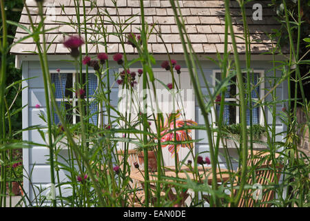 Playhouse avec bassin pour enfants, meubles de salle à manger en bois dans la région de garden, Londres Banque D'Images