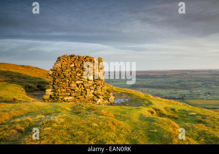 Cairn ou balise sur Penhill dans Wensleydale Banque D'Images