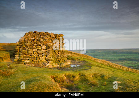 Cairn ou balise sur Penhill dans Wensleydale Banque D'Images