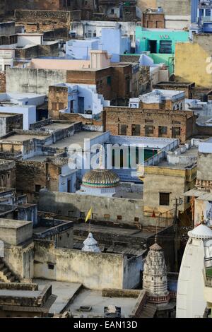 L'Inde, Rajasthan, Mewar, Bundi, vue sur le toit de l'ancien quartier avec maisons bleu Banque D'Images