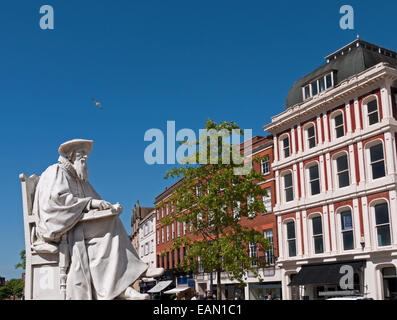 La Statue de Richard Hooker, un 16e siècle théologien anglican, dans la Cathédrale, à proximité, Exeter, Devon, Angleterre Banque D'Images