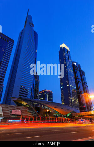 L'architecture moderne de la gare de métro sur Sheikh Zayed Road à Dubai. Banque D'Images