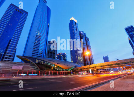 L'architecture moderne de la gare de métro sur Sheikh Zayed Road à Dubai. Banque D'Images