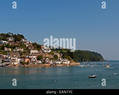 L'estuaire de la rivière Dart merveilleusement pittoresque vers Kingswear, vu de Dartmouth, dans le sud du Devon, Angleterre Banque D'Images