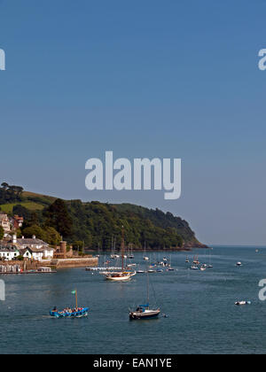 L'estuaire de la rivière Dart merveilleusement pittoresque vers Kingswear, vu de Dartmouth, dans le sud du Devon, Angleterre Banque D'Images