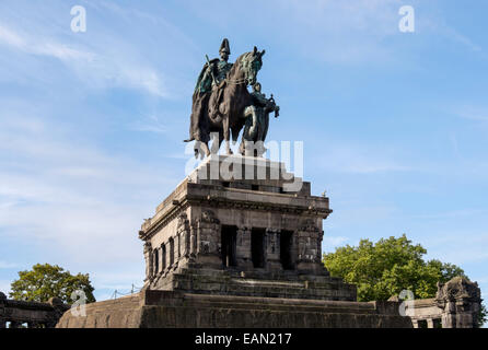 Equestrian statue commémorative de l'empereur Guillaume I au Deutsches Eck (coin allemand), Coblence, Rhénanie-Palatinat, Allemagne, Europe Banque D'Images