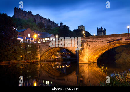 Château de Durham et de la cathédrale au-dessus de Framwellgate Bridge at Dusk Durham County Durham Angleterre Banque D'Images