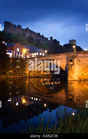 Château de Durham et de la cathédrale au-dessus de Framwellgate Bridge at Dusk Durham County Durham Angleterre Banque D'Images