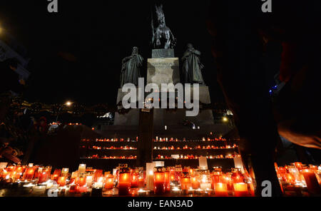 Prague, République tchèque. 17 novembre, 2014. Les bougies sont vus à la place Venceslas de Prague, en République tchèque, le 17 novembre 2014 pour marquer le 25e anniversaire du 17 novembre 1989. Photo : CTK/Alamy Live News Banque D'Images